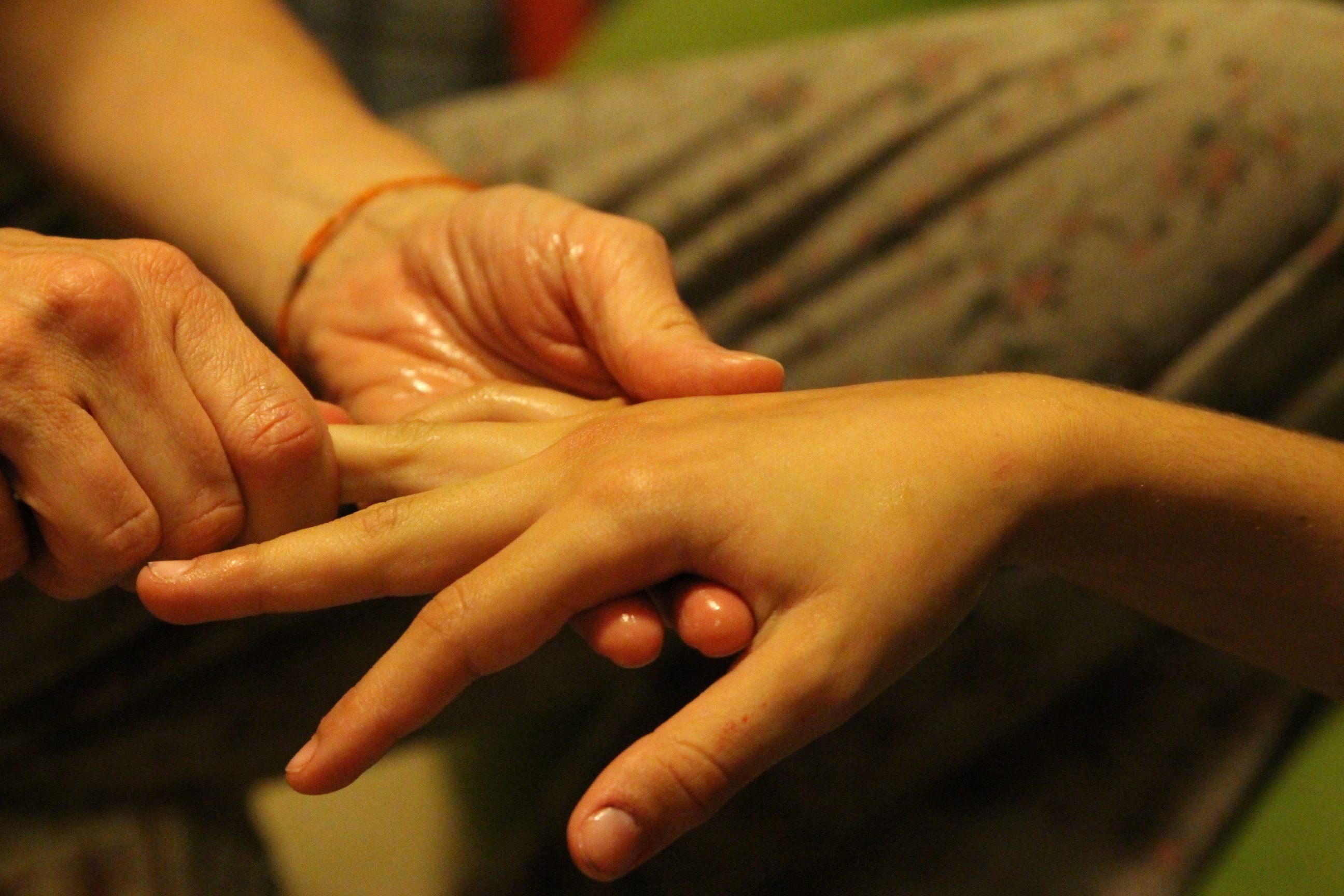 Hand-Reflexology-min